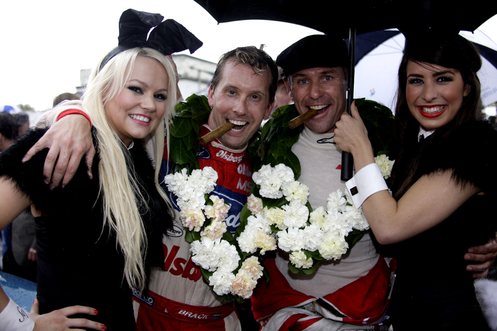 Tom K og Kenny Bräck nyder en vindercigar, efter sejren i Royal Automobile Club TT Celebration.
(Foto: TomKristensen.com)